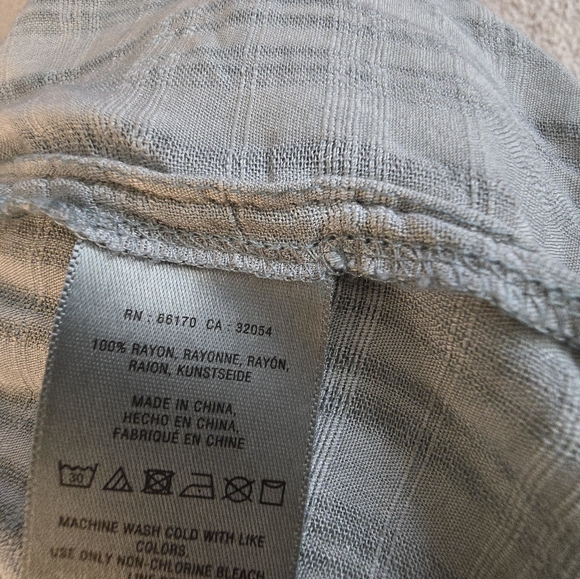 NWT, Anthropologie, long sleeve, buttondown shirt, size M, blue-ish gray color - Picture 3 of 4